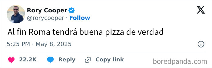 Tuit humorístico relacionado con memes sobre el nuevo Papa mencionando pizza en Roma con tono divertido.