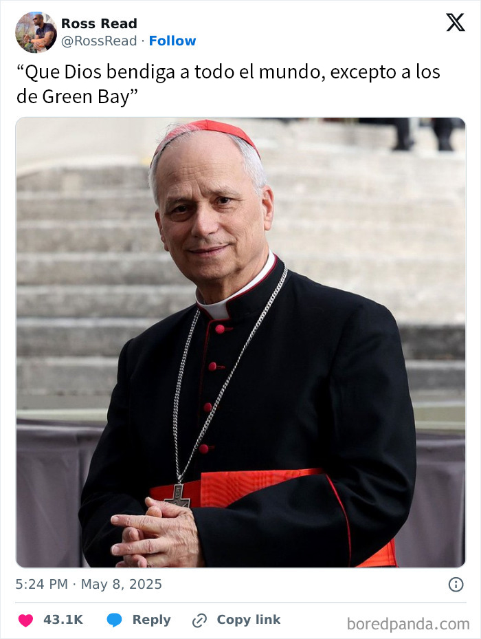 Hombre vestido de cardenal sonríe frente a escaleras, meme gracioso sobre el nuevo Papa en redes sociales religiosas.