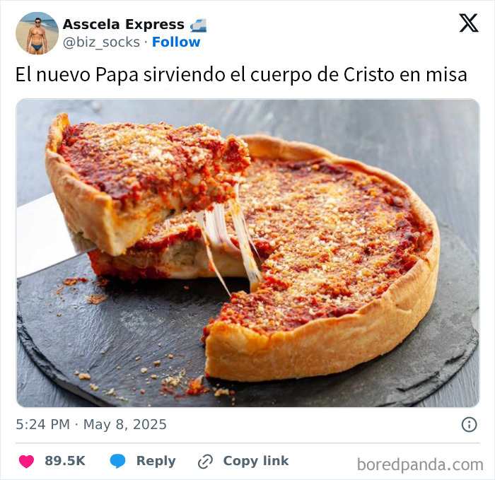 Memes divertidos sobre el nuevo Papa con pizza estilo deep dish y queso estirándose en una porción.