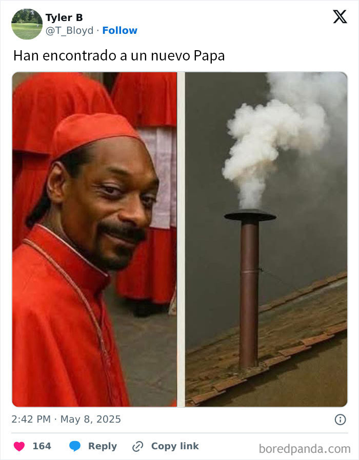 Hombre disfrazado de cardenal junto a chimenea con humo, meme divertido sobre el nuevo Papa en redes sociales.