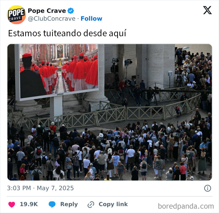 Multitud reunida frente a pantalla gigante con imágenes de cardenales en evento relacionado con el nuevo Papa memes.