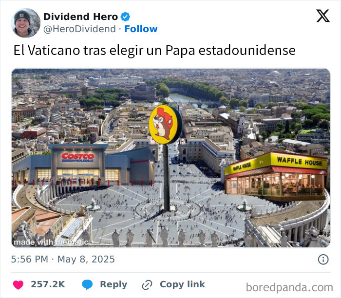 Edificio del Vaticano con logos de Costco y Waffle House en una plaza llena de personas, meme divertido sobre el nuevo Papa.