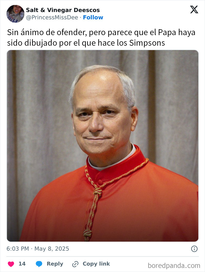 Hombre con vestimenta roja papal, meme divertido sobre el nuevo Papa comparado con los Simpsons.