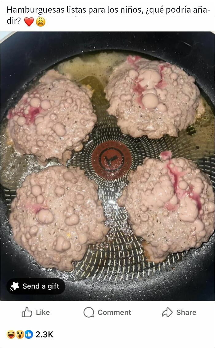 Hamburguesas mal cocidas y poco apetitosas que generan asco en personas al compartir sus comidas desagradables.