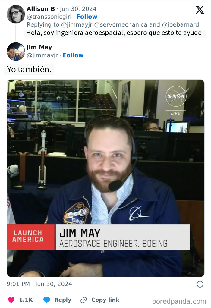 Hombre con auricular en oficina de NASA, ingeniero aeroespacial, ejemplo de personas que quedaron fatal al no saber con quién hablaban.
