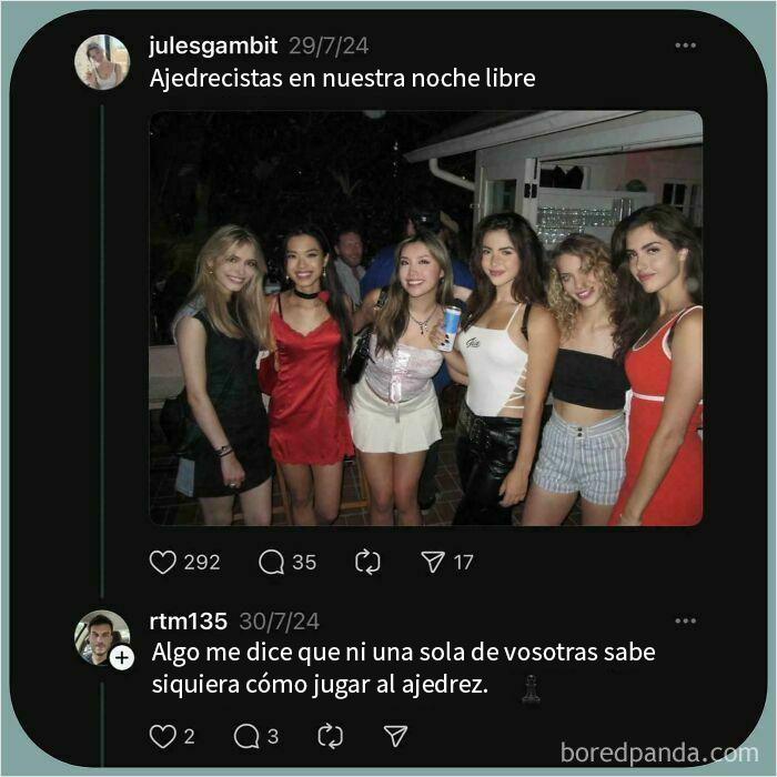 Grupo de mujeres posando en una noche social, con comentario que sugiere no saber jugar ajedrez, situación incómoda.