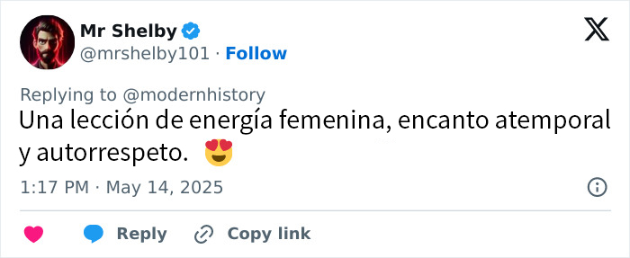 Salma Hayek posando como modelo en la portada de Sports Illustrated Swimsuit con estilo y confianza.