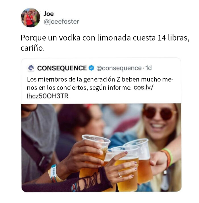 Personas brindando con cervezas en vaso plástico, meme británico caótico sobre gente de Reino Unido en redes sociales.