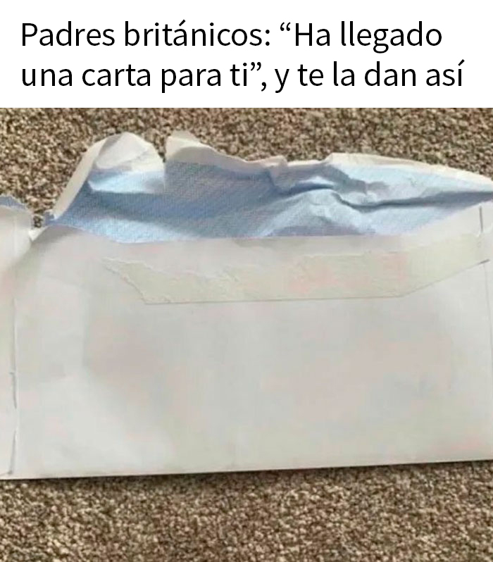 Sobre una alfombra, un sobre británico está roto y mal entregado, ilustrando memes británicos muy caóticos sobre Reino Unido.