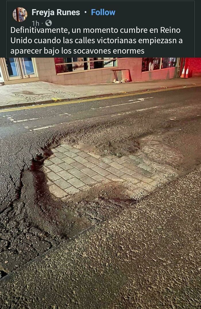 Socavón en calle de Reino Unido con adoquines victorianos visibles, representando memes británicos caóticos.