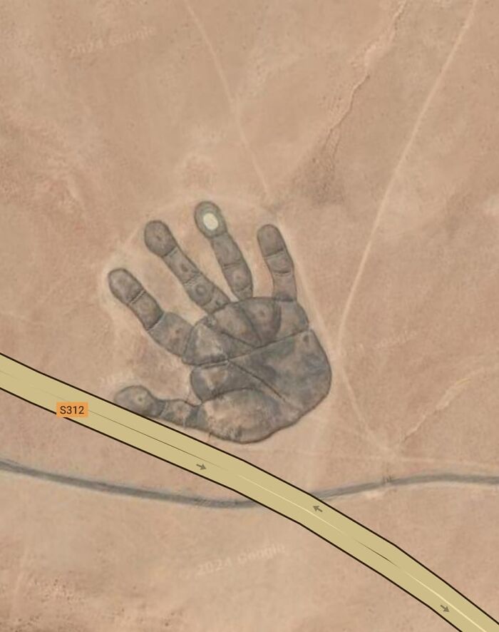 Mano gigante misteriosa en el desierto, uno de los lugares raros y divertidos encontrados en Google Earth junto a la carretera S312.
