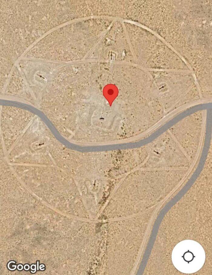 Tierra vista desde Google Earth mostrando un lugar misterioso con forma de estrella en un área desértica.