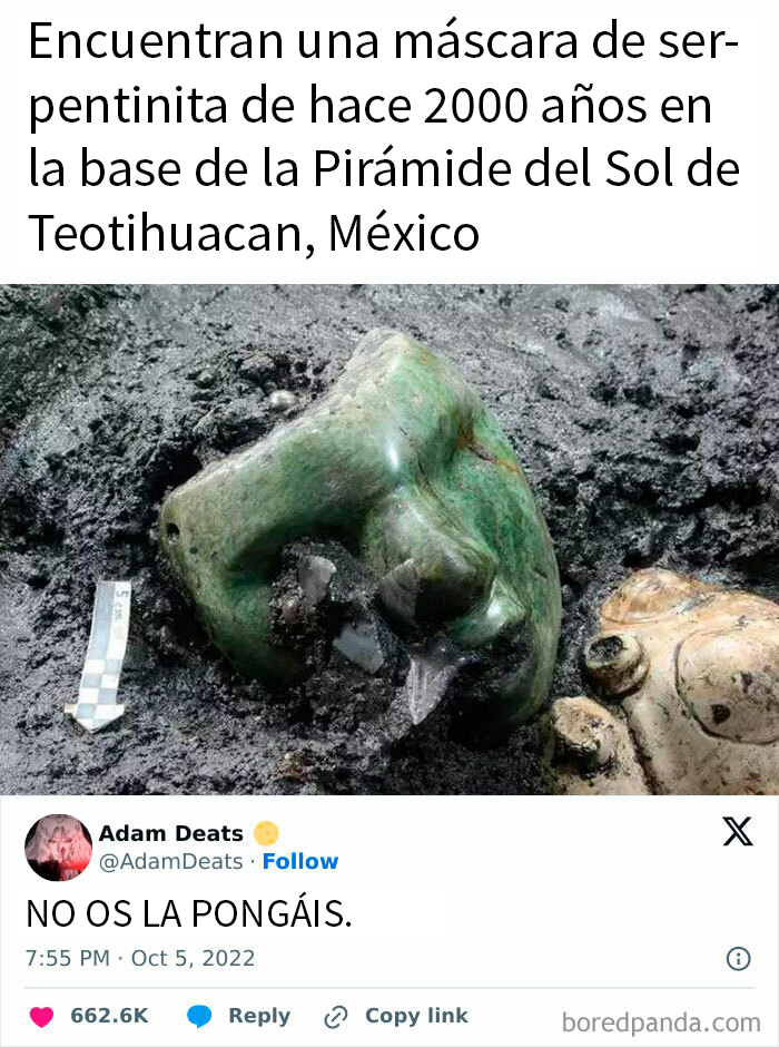 Máscara antigua encontrada en Teotihuacan, México, acompañada de meme absurdo y divertido para un descanso breve.