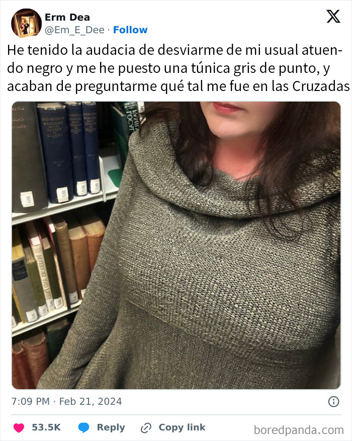 Mujer con túnica gris en biblioteca, imagen divertida y absurda para tomarte un descanso con memes humorísticos.