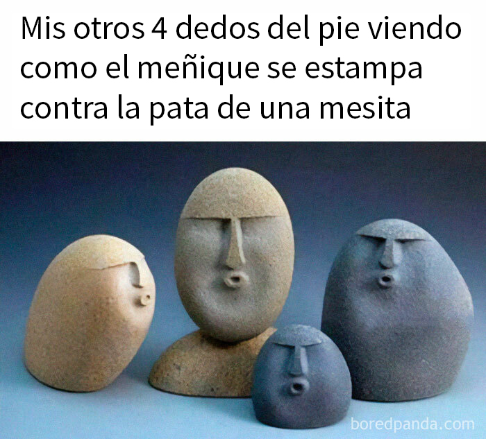 Piedras con caras divertidas representando dedos del pie viendo cómo el meñique se golpea en mesa memes absurdos y divertidos.