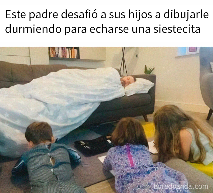 Padre durmiendo en el sofá mientras sus hijos dibujan, imagen divertida para memes absurdos y descanso.