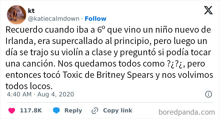 Tuit divertido sobre niño nuevo en clase tocando Toxic de Britney Spears, parte de memes absurdos y divertidos.