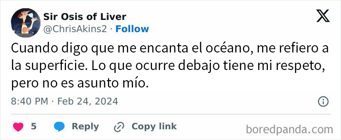 Tuit con meme absurdo y divertido sobre el océano para tomar un descanso y disfrutar momentos de humor.