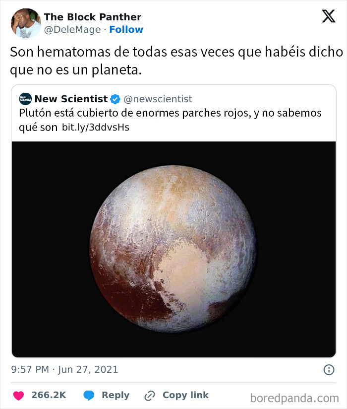Tuit humorístico sobre Plutón con imagen del planeta y memes absurdos y divertidos para tomarte un descanso de todo.