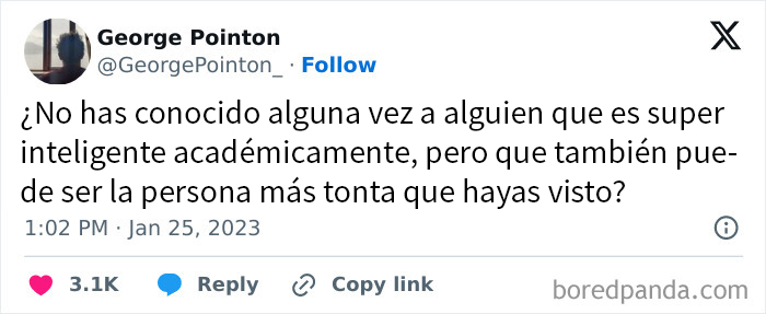 Tuit divertido sobre personas académicamente inteligentes pero tontas, representación de publicaciones que se burlan de todo.