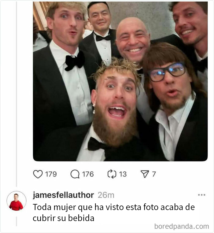 Grupo de hombres con esmoquin tomándose selfie en evento formal, imagen divertida para publicaciones que se burlan de todo y de todos.