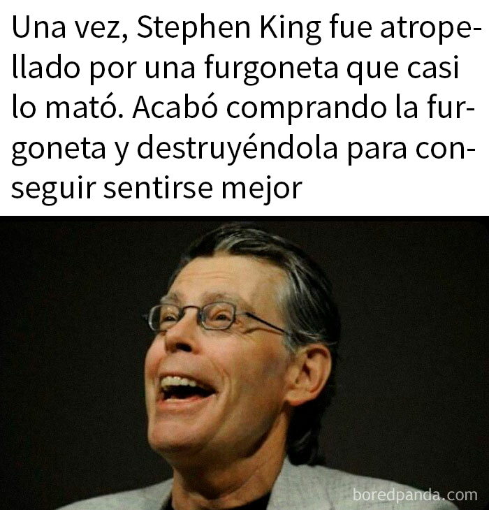Hombre mayor con gafas riendo, ilustrando uno de los datos inquietantes sobre el mundo en el que vivimos.