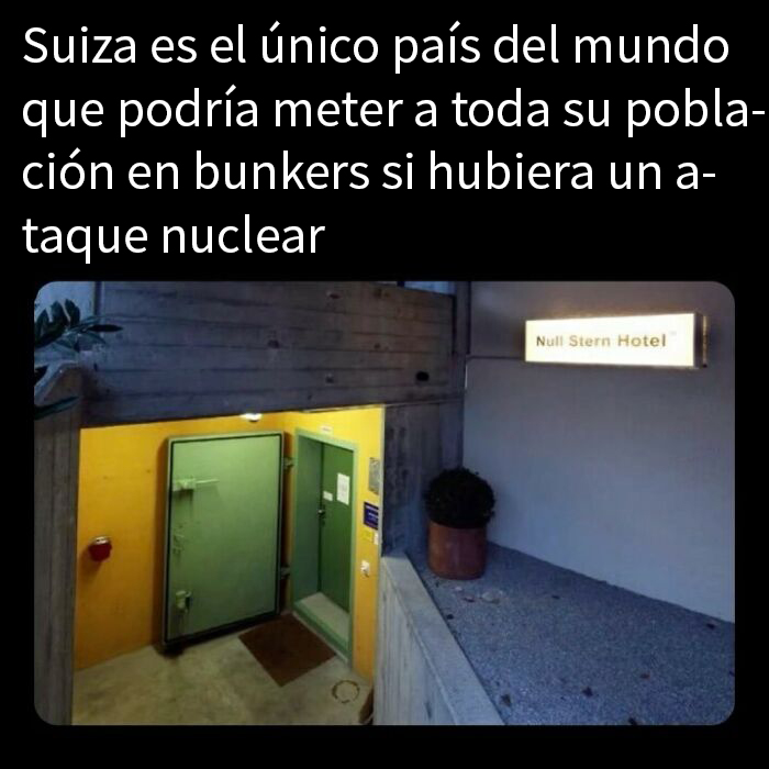 Entrada de bunker en Suiza con puerta reforzada, relacionado con datos inquietantes sobre el mundo en el que vivimos.
