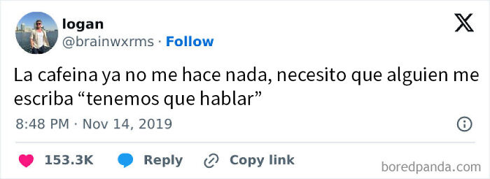 Tuit divertido sobre cafeína y necesidad de hablar, ideal para memes divertidos para olvidar la tristeza.
