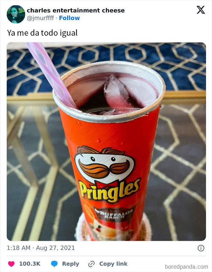 Vaso con bebida y hielo dentro de lata de Pringles, mostrando humor para memes divertidos y olvidar la tristeza.