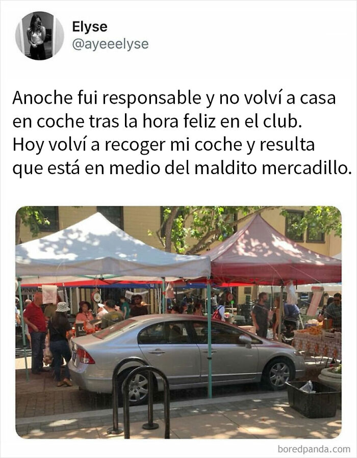 Coche estacionado en medio de un mercadillo, imagen divertida para memes divertidos para olvidar la tristeza.