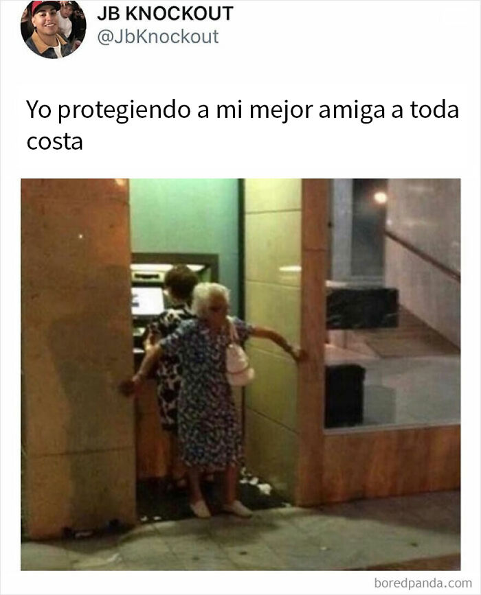 Meme divertido de dos mujeres, una protegiendo a la otra en la calle, ejemplo para olvidar la tristeza con humor.