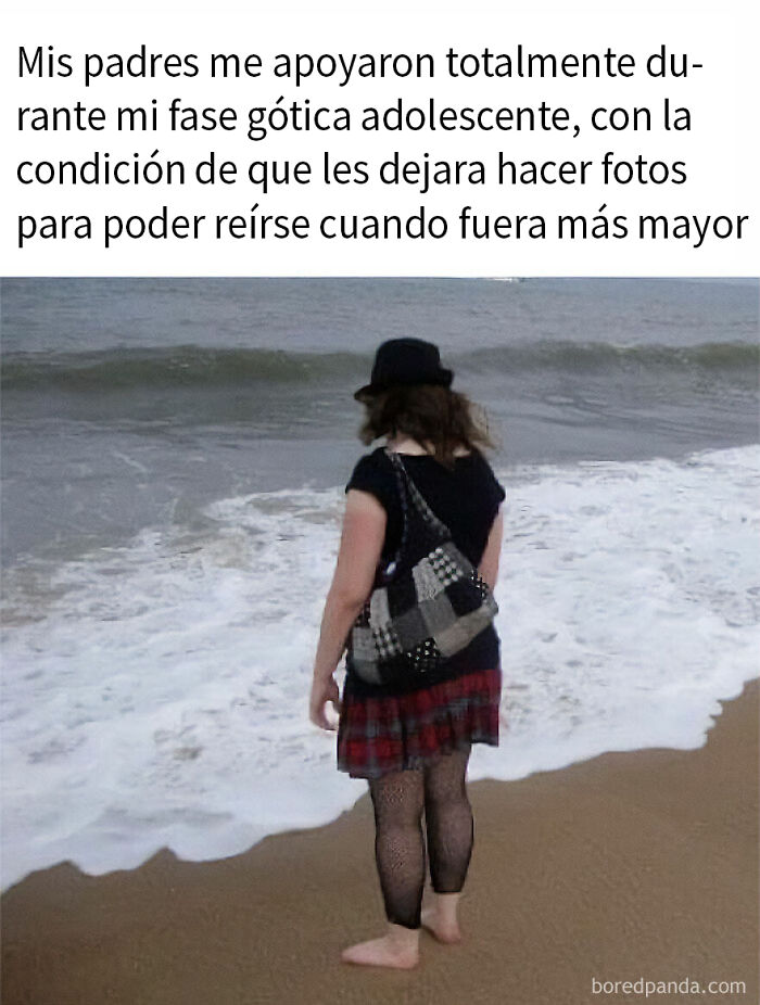 Persona con estilo gótico adolescente de espaldas en la playa, parte de memes divertidos para olvidar la tristeza.