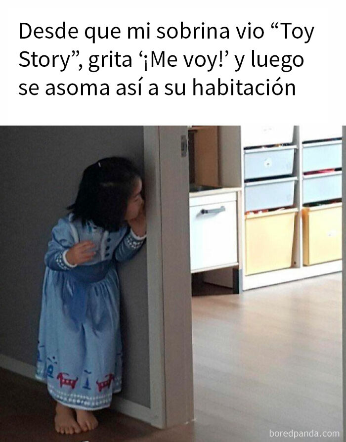 Niña disfrazada asomándose a una habitación, meme divertido para olvidar la tristeza con humor inocente y tierno.