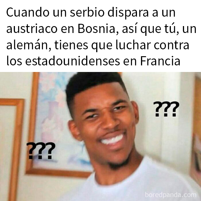 Hombre confundido con signos de interrogación mostrando memes divertidos que explican la historia de forma distinta a los libros.