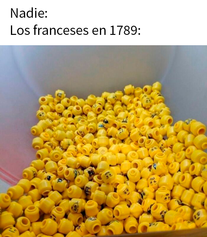 Memes divertidos que explican la historia con cabezas de muñecos de Lego mostrando expresión variada y humor histórico.