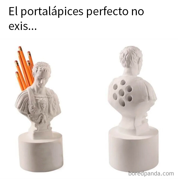 Busto con múltiples agujeros en la espalda usado como portalápices, divertido meme que explica historia distinta a los libros.
