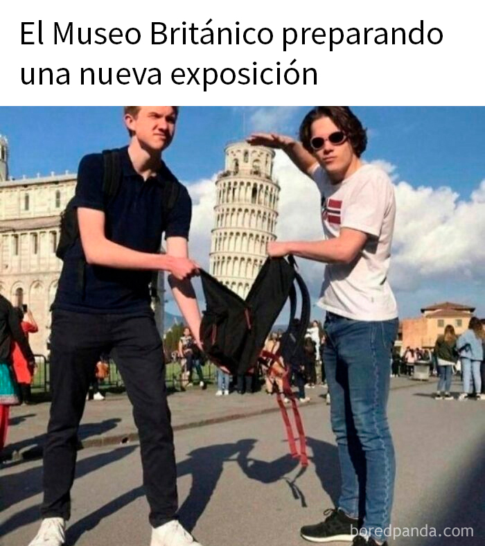 Dos jóvenes con mochila frente a la torre de Pisa simulando una exposición divertida sobre historia en meme.