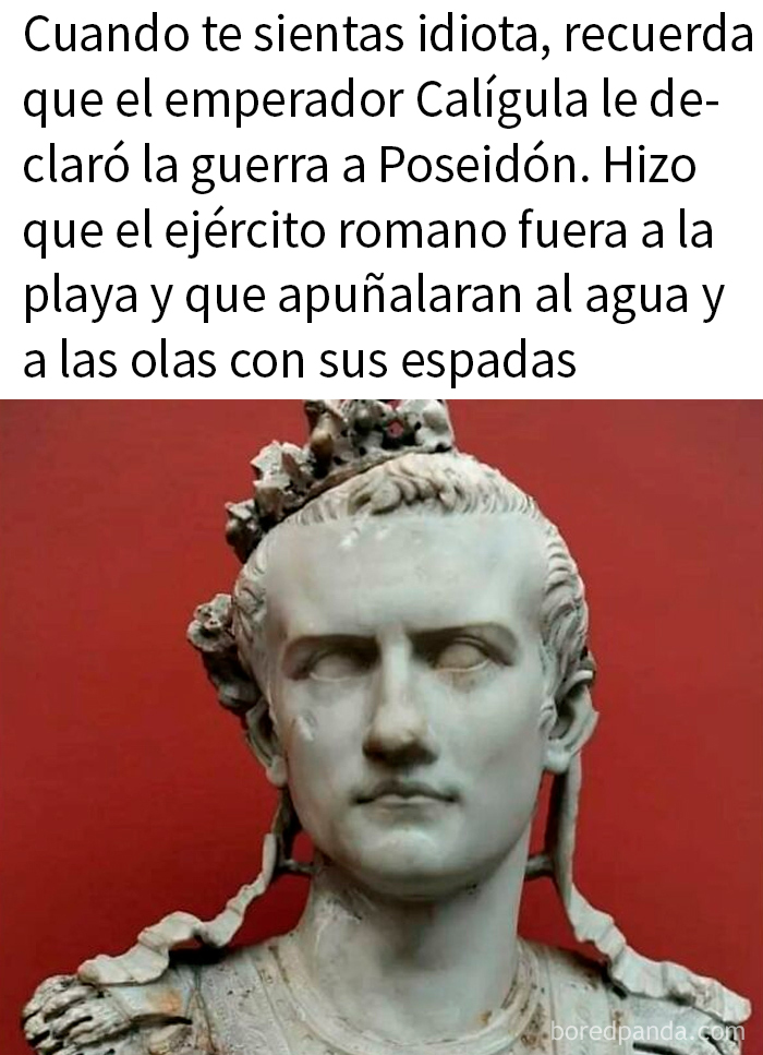Memes divertidos sobre historia con estatua del emperador Calígula y texto cómico sobre su guerra contra Poseidón.