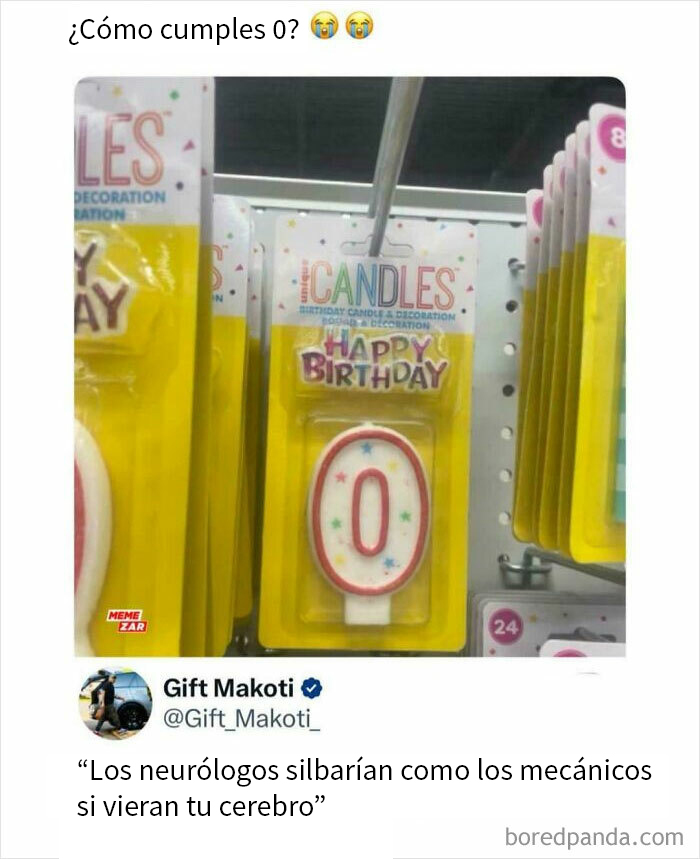 Velas de cumpleaños con número cero y un insulto viral encontrado en Internet que destaca por su humor salvaje.