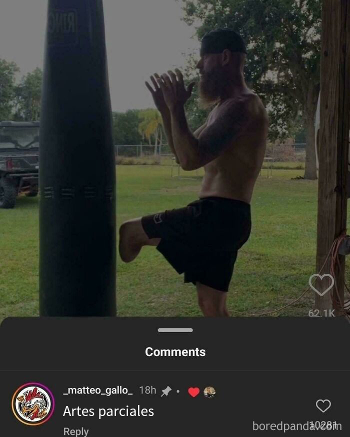 Hombre sin pierna entrenando con saco de boxeo al aire libre, relacionado con insultos salvajes encontrados en Internet.