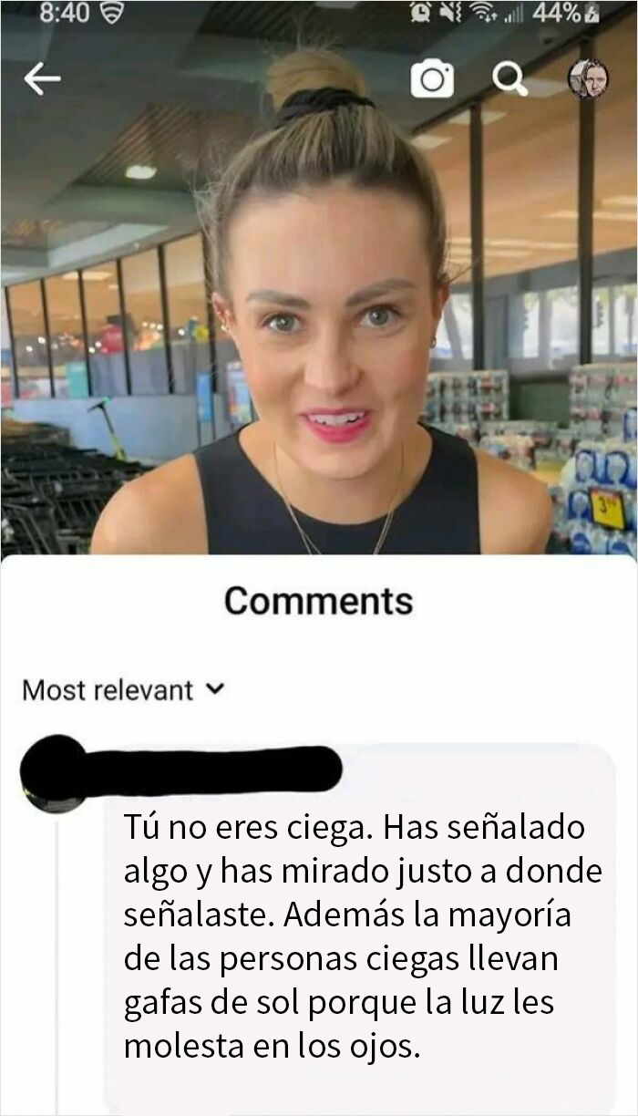 Mujer en supermercado respondiendo comentario sobre corrección, ejemplo de personas que se lo pensarán antes de corregir.