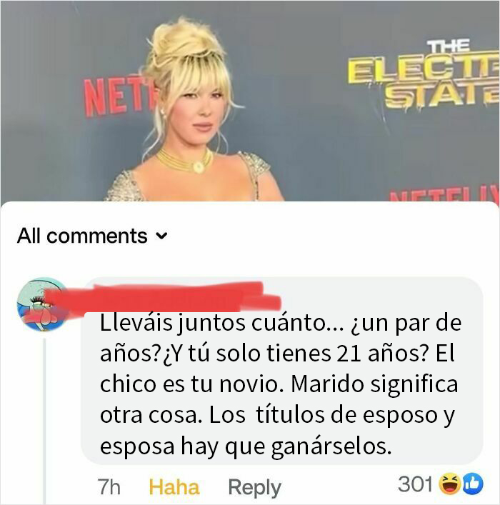 Mujer en evento Netflix, ilustrando personas que se lo pensarán dos veces antes de corregir a alguien.