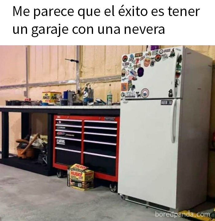 Garaje con nevera y caja de herramientas mostrando humor para hombres sobre el éxito en el espacio de trabajo.