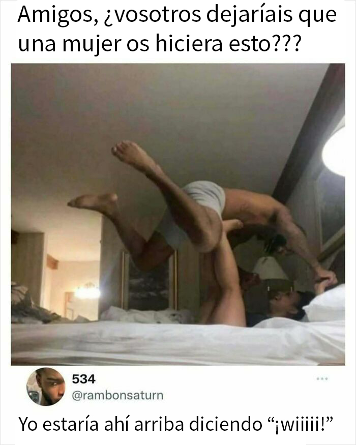 Hombres riendo mientras imitan postura divertida en cama, humor para hombres en publicaciones geniales de internet.