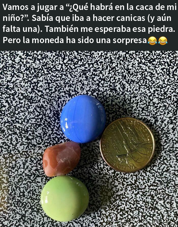 Mensaje desquiciado en grupo de madres, juego con canicas, piedra y moneda sorpresa sobre superficie moteada.