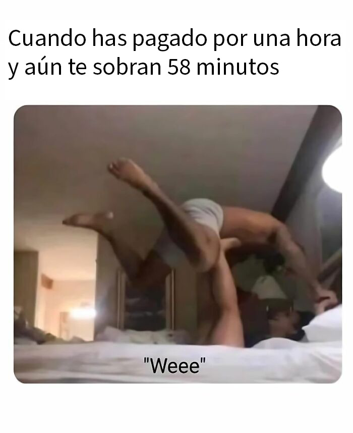 Hombres en casa haciendo juego divertido en la cama, memes con sarcasmo y humor para dominar el sarcasmo diariamente