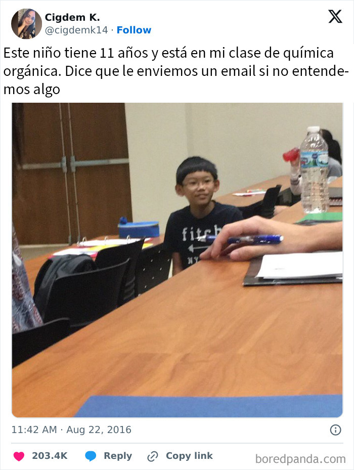 Niño en clase de química orgánica con expresión sarcástica en imagen relacionada con memes de sarcasmo y humor.