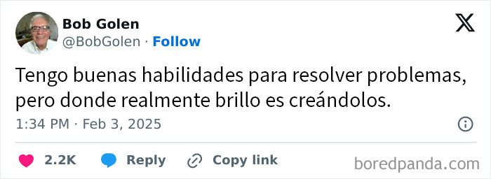 Usuario en Twitter con meme sarcástico sobre habilidades para resolver y crear problemas, ejemplo de memes con sarcasmo.