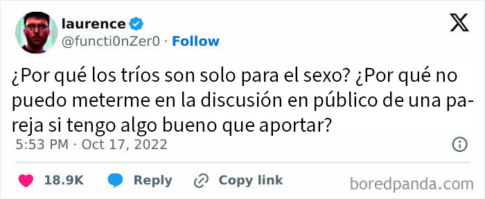 Tuit sarcástico cuestionando tríos y discusiones públicas, mostrando memes con toque de sarcasmo y humor inteligente.