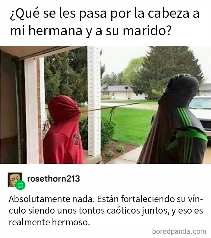 Dos personas con sudaderas y cubriéndose el rostro con las capuchas, imagen divertida sobre sarcasmo y memes graciosos.